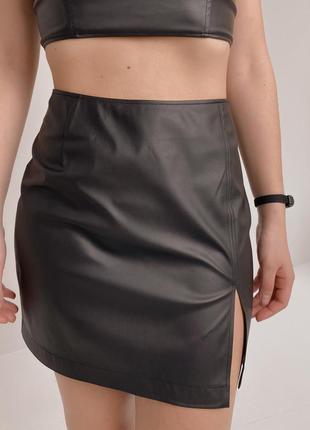 Черная мини юбка из эко-кожи украинского производства