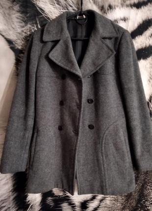 Стильне класичне пальто від італійського бренду stefanel
