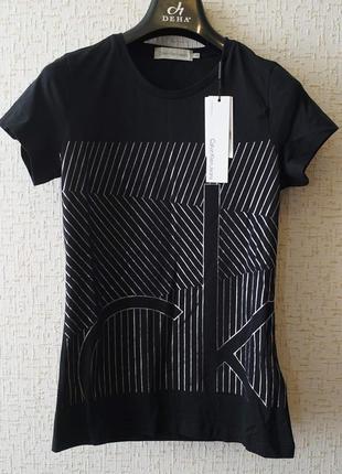 Женская футболка calvin klein черного цвета с принтом.