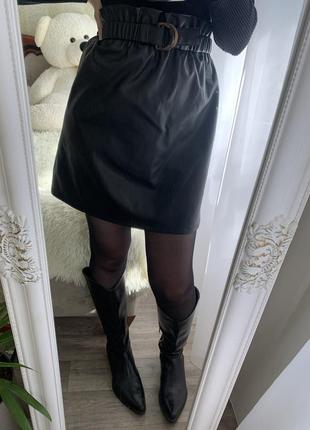 Кожаная юбка юбка черная с поясом