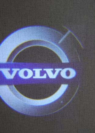 Лазерная подсветка на двери автомобиля с логотипом Volvo