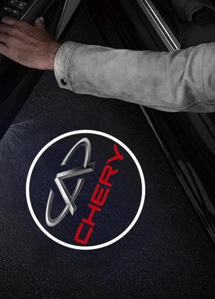 Лазерная подсветка на двери автомобиля с логотипом Chery