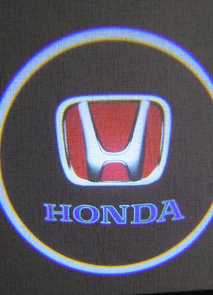 Лазерная подсветка на двери автомобиля с логотипом Honda