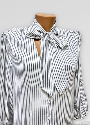 Легкая блуза прямого кроя на пуговицах с v-вырезом и завязкой ...