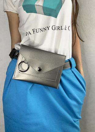 Женская серебристая поясная сумка на пояс цвета металлик на дв...