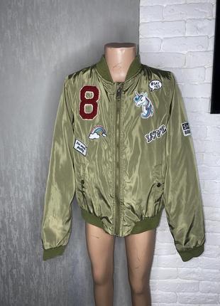 Демисезонная куртка бомбер декорирована патчами на девочку 10-...