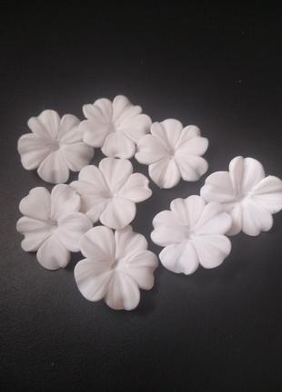 Белые цветы из полимерной глины для изготовления фурнитуры