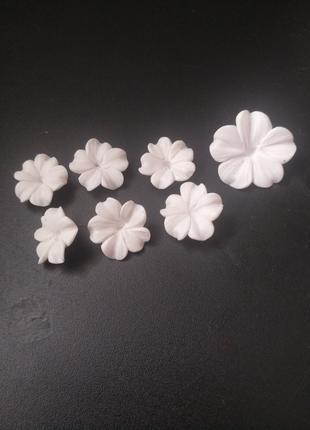 Белые цветы из полимерной глины для создания украшений