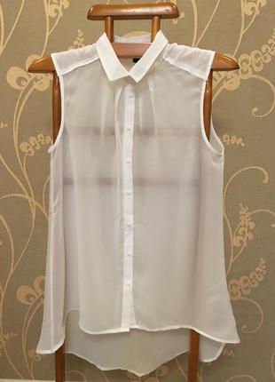 Очень красивая и стильная брендовая блузка белого цвета.