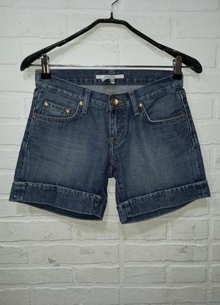 Короткие джинсовые женские шорты