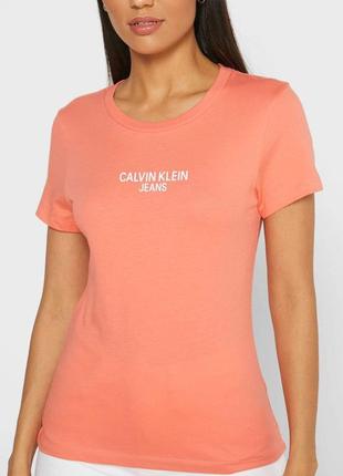 Женская футболка calvin klein кораллового цвета.