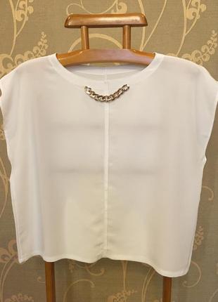 Очень красивая и стильная блузка белого цвета.