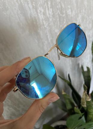 Синие круглые зеркальные солнцезащитные очки с золотистой оправой