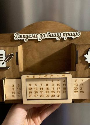 Деревянный именной органайзер с вечным календарем. Настольный ...