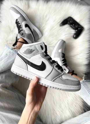 Женские кроссовки nike air jordan 1 mid ‘smoke grey’