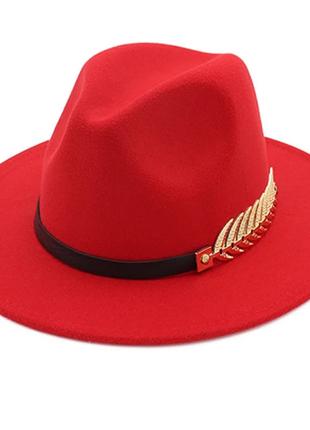Стильная фетровая шляпа Федора с пером Красный 56-58р (934)