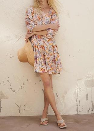 Бежевое кэжуал платье h&m с цветочным принтом