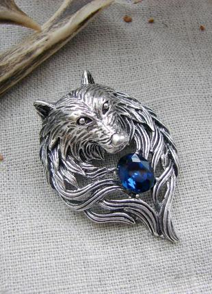 Серебристая стильная брошь с волком с синим камнем. цвет серебро