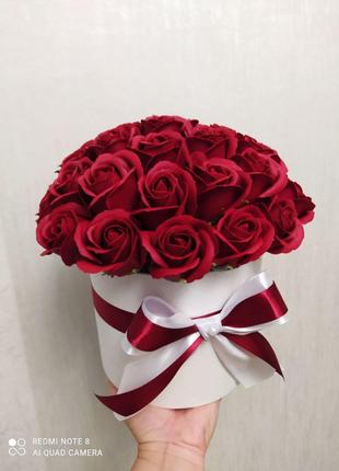 Букет із мильних троянд в коробці "Символ кохання"