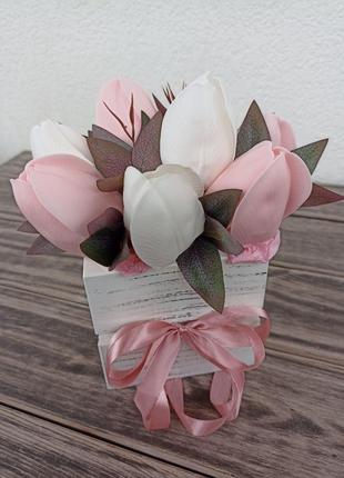 Букет мыльных тюльпанов в деревянной коробке "Любимой"