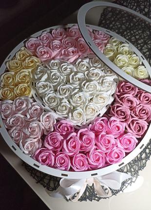 Букет із 73 мильних троянд в коробці з серцем