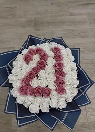 Букет із 65 мильних троянд в кальці з цифрою "21"