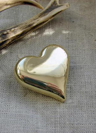 Елегантна брошка золоте серце у формi серця. колiр золото