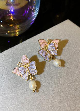 Женские серьги бабочки с белым жемчугом сиренево-розовые