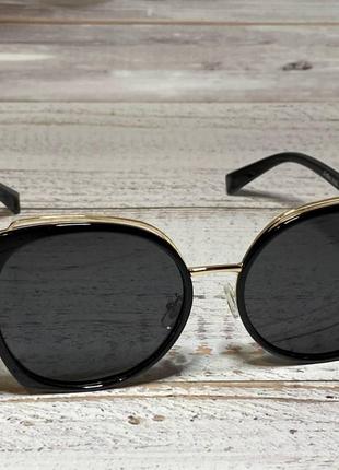 Женские очки солнцезащитные стильные черного цвета с золотисты...