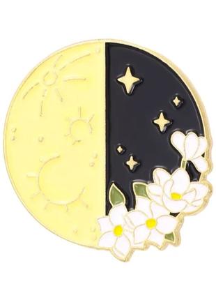 Значок / пин / металлический Луна и нежные белые цветы