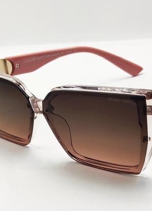 Солнцезащитные женские очки в прозрачной коричневой оправе и п...