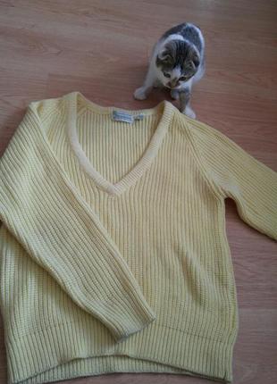 Желтый свитер с вырезом