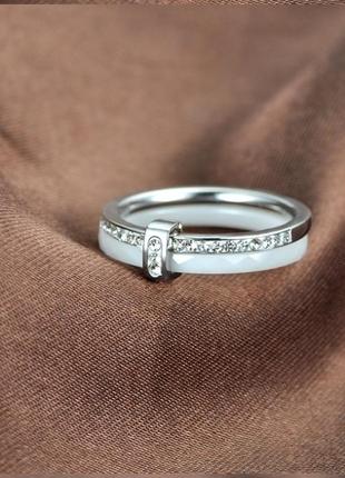 Женское керамическое кольцо с камнями из циркония размер 16 и 17