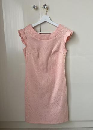 Платье светлого персикового цвета