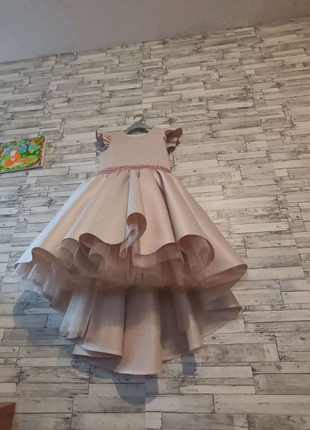 Платье  пудровое  со шлейфом  нарядное детское