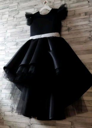 Черное  платье  со шлейфом