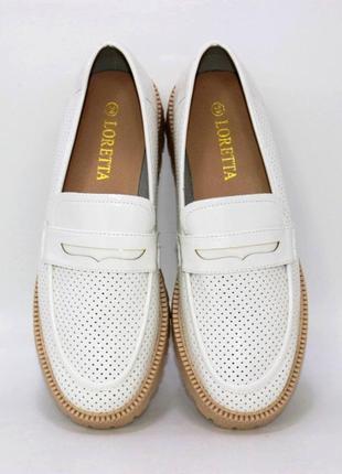Женские белые лаковые туфли лоферы с перфорацией