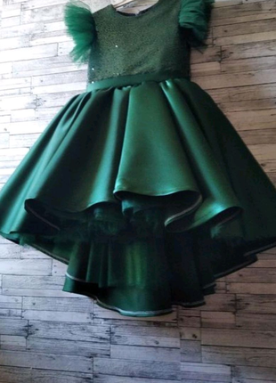 Зеленое платье  со шлейфом  детское