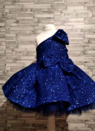 Сверкающее  синее нарядное платье