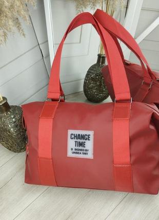 Стильная вместительная спортивная дорожная сумка красная