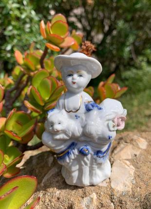 Винтажная фарфоровая статуэтка дама с собачкой