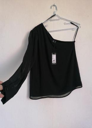 Шифоновая черная блузка на одно пряче с длинным рукавом
