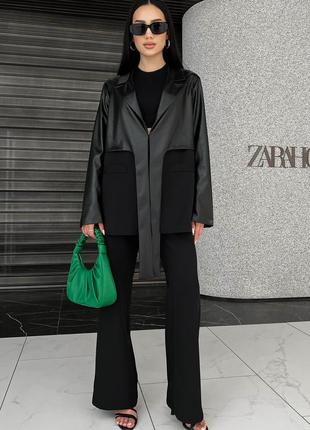 Стильный пиджак черного цвета из эко-кожи