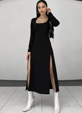 Приталенное платье черного цвета с высокими разрезами по бокам