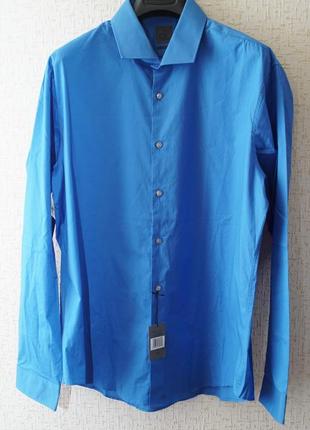 Мужская рубашка calvin klein синего цвета.