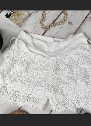 Белые летние кружевные ажурные трикотажные женские нарядные шорты