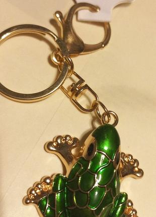 Брелок на ключі або сумку сувенір жаба зелена золотистий метал