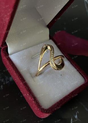 Кольцо волнистое с камнями белого цвета. Золотого цвета.
