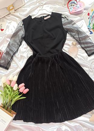 Женское черное платье с рукавами сеткой и юбкой плиссе
