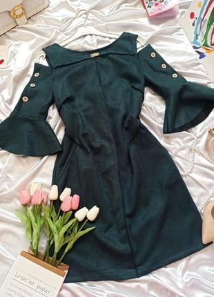 Замшевое платье темно-зеленого цвета с интересными рукавами